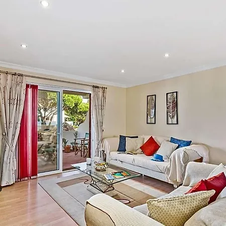 Sleeps 4 With Pool Air Con And Wifi Lägenhet