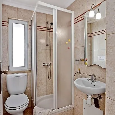 Sleeps 4 With Pool Air Con And Wifi