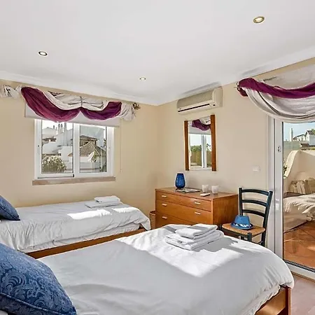 Sleeps 4 With Pool Air Con And Wifi Lägenhet